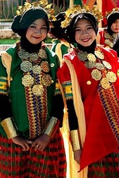 Baju Bodo, untuk remaja, busana adat khas Suku Makassar, Sulawesi Selatan