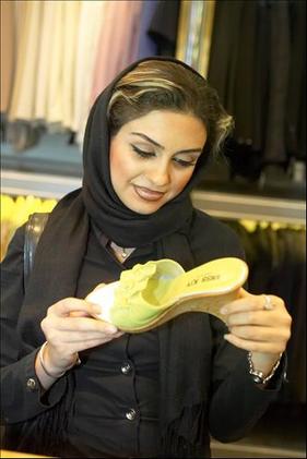 wanita Iran sedang shopping